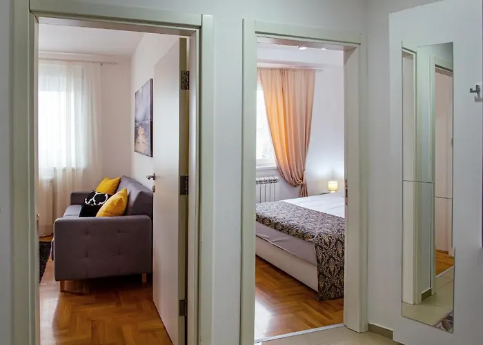 Mia * Σρέμσκα Μιτρόβιτσα